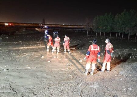 وقوع سیلاب در غرب تهران/ خارج کردن ۵ خودرو از گل و لای