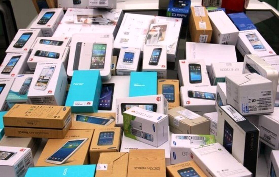 چشم طمع قاچاقیان به گذرنامه زائران/ ۴ نهاد به گوشی‌های مسافری نظارت می‌کنند