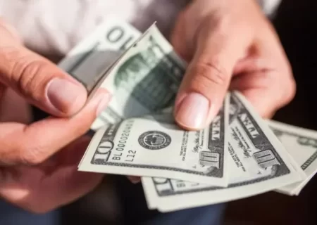 کاهش قیمت دلار و یورو در بازار