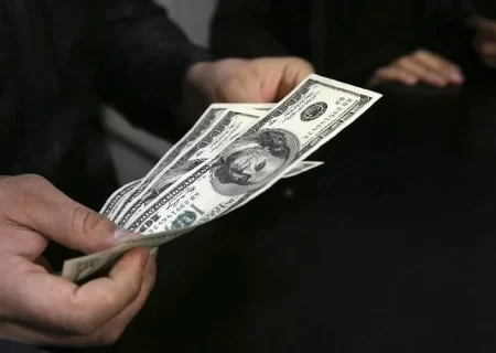 یک بام و دو هوا در بازار دلار