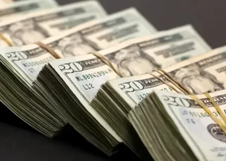 قیمت دلار گوش به فرمان سیاست می‌شود؟