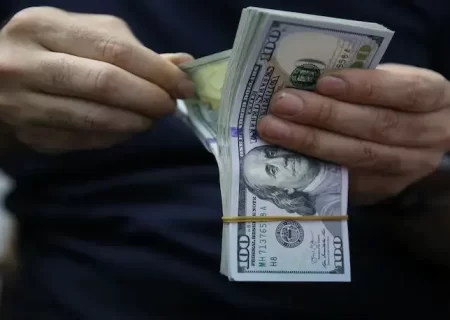 پیش بینی قیمت دلار ۱۷ خرداد ۱۴۰۲ / آرامش بازار ارز در طوفان خبری