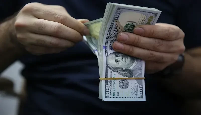 پیش بینی قیمت دلار ۱۷ خرداد ۱۴۰۲ / آرامش بازار ارز در طوفان خبری