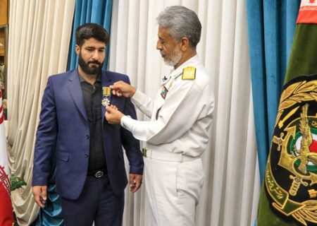 اهدای نشان فداکاری ارتش به خادم حرم شاهچراغ(ع)