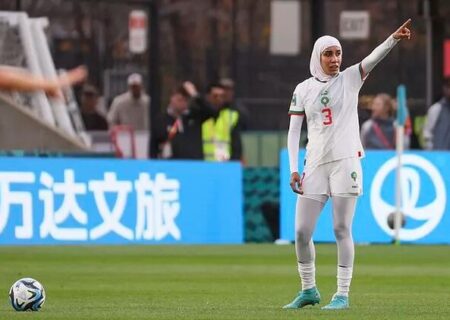 یک زن با حجاب چگونه تاریخ‌ساز فوتبالِ جهان شد؟