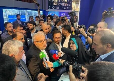 هفدهمین نمایشگاه ایران پلاست افتتاح شد/بازدید وزیر نفت از غرفه پتروشیمی شازند