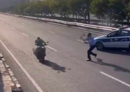 واکنش پلیس به پرتاب باتوم به یک موتورسوار توسط مأمور راهور