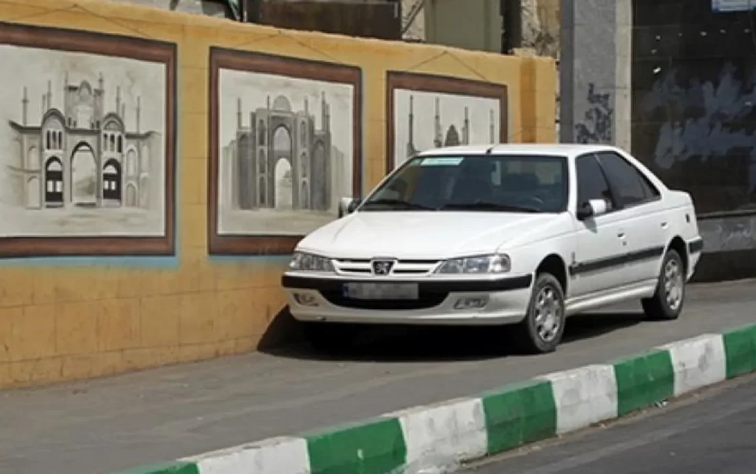 توقف و پارک خودرو در پیاده رو جریمه دارد