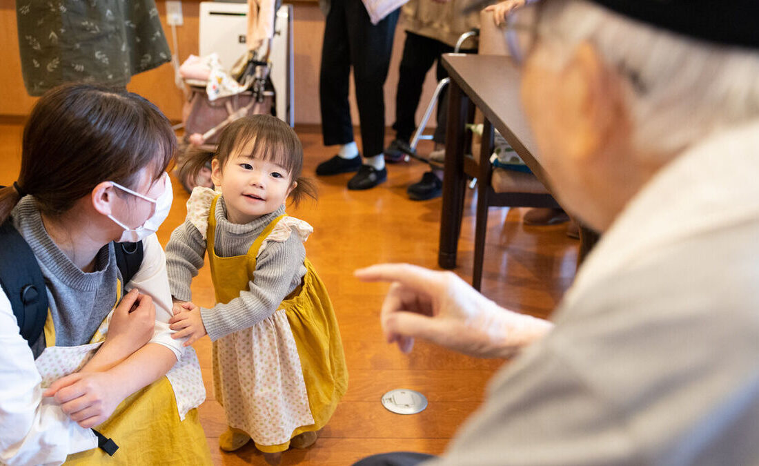 راهکار جالب ژاپنی‌ها؛ کودکان نوپا در خانه سالمندان استخدام می‌شوند
