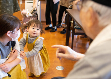 راهکار جالب ژاپنی‌ها؛ کودکان نوپا در خانه سالمندان استخدام می‌شوند