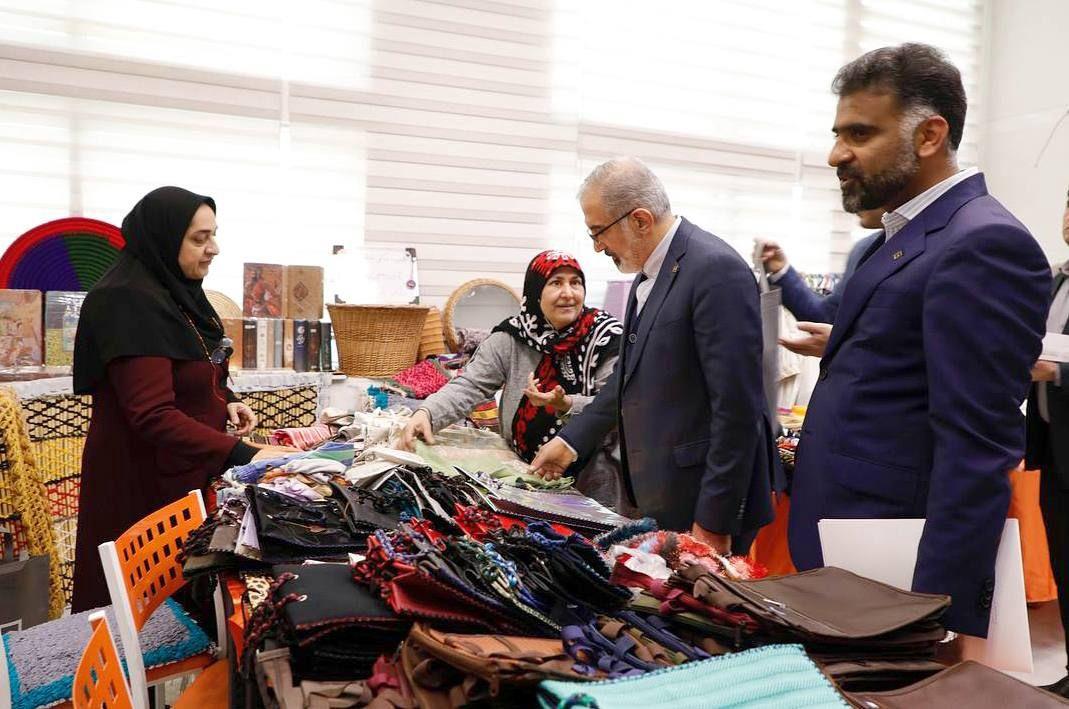 بازدید مدیرعامل بانک مسکن از نمایشگاه دست‌آفریده‌های زنان سرپرست خانوار