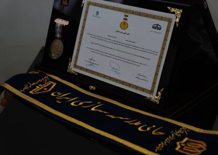 نشان افتخار و حمایل «حامی مدرسه‌سازی ایران» به مدیرعامل بانک ملی اهدا شد