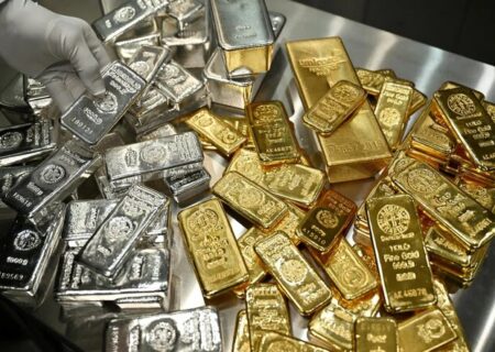 عقب‌نشینی قیمت طلا در بازارهای جهانی؛ سودگیری سرمایه‌گذاران و افت تقاضای دارایی امن