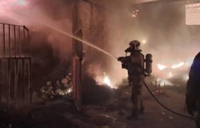 مهار آتش‌سوزی بامدادی انبار بزرگ لباس پس از ۱۲ ساعت عملیات؛ حادثه تلفات جانی نداشت