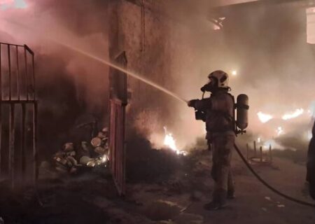 مهار آتش‌سوزی بامدادی انبار بزرگ لباس پس از ۱۲ ساعت عملیات؛ حادثه تلفات جانی نداشت