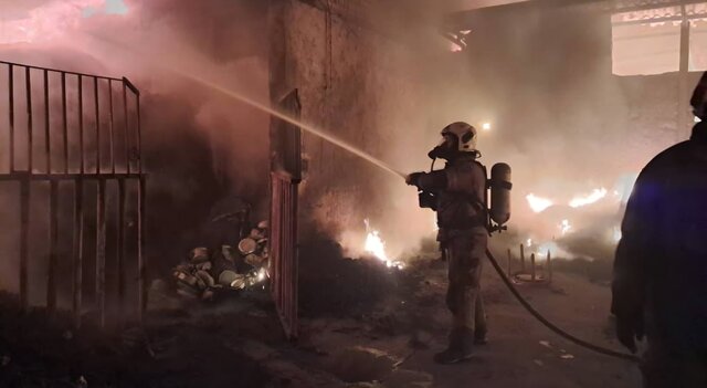 مهار آتش‌سوزی بامدادی انبار بزرگ لباس پس از ۱۲ ساعت عملیات؛ حادثه تلفات جانی نداشت