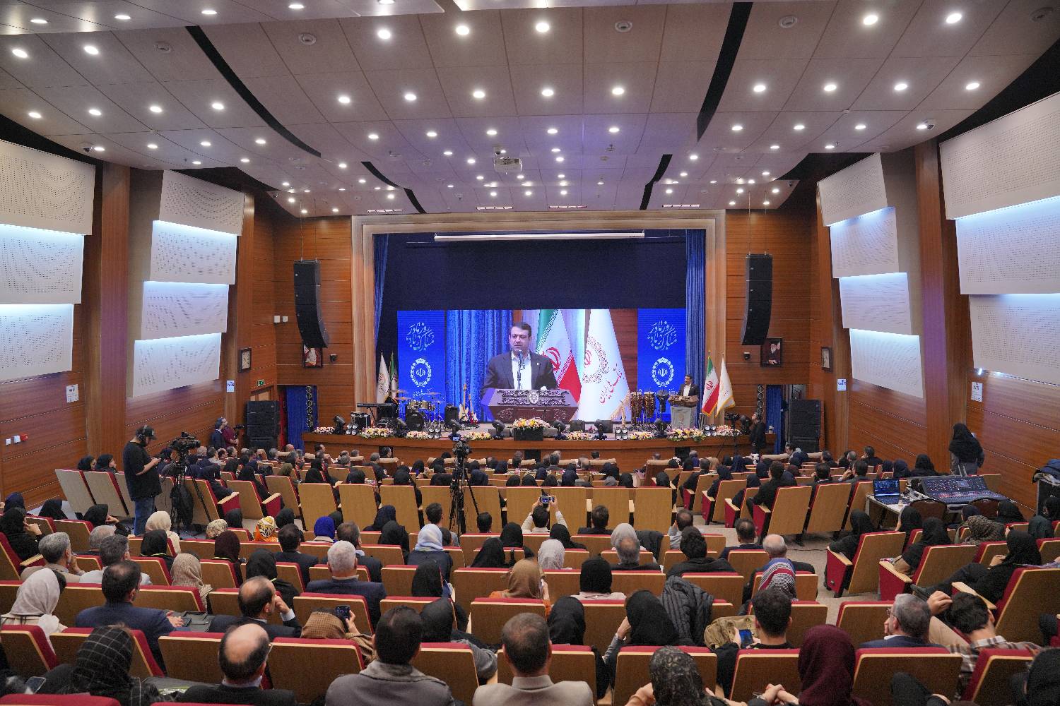 توسعه متوازن با بهره‌گیری از توان زنان و مردان / تأکید نماینده ایلام بر الگو بودن بانک ملی در رعایت حقوق بانوان