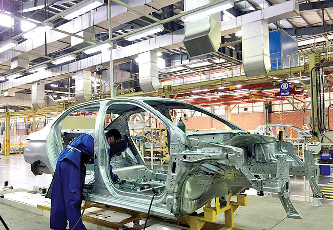 نبض کند صنعت خودرو؛ تولید نیم‌میلیون خودرو و فاصله سنگین با هدف ۱۴۰۴