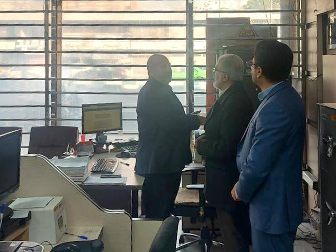 مدیرعامل بانک مسکن در بازدید از شعب آسیب‌دیده این بانک تاکید کرد:خدمت‌رسانی مطلوب و بی وقفه به مشتریان ادامه دارد