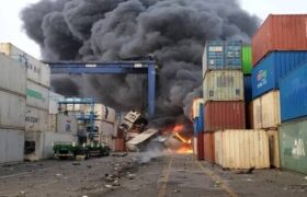 ۳۰۰ روز از حادثه بندر رجایی گذشت/ واردکنندگان: کالاهایمان سوخت، اما باید ارز را برگردانیم!