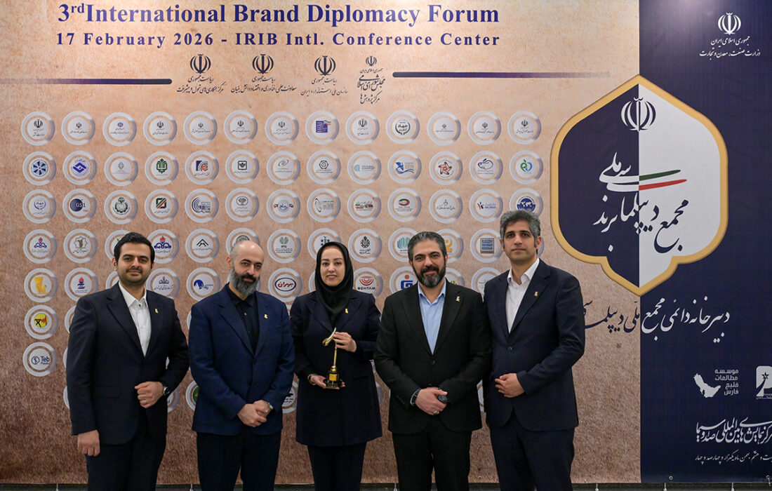 تداوم افتخارآفرینی بانک پاسارگاد؛ دریافت تندیس «سفیر اقتصاد» در مجمع ملی دیپلماسی برند